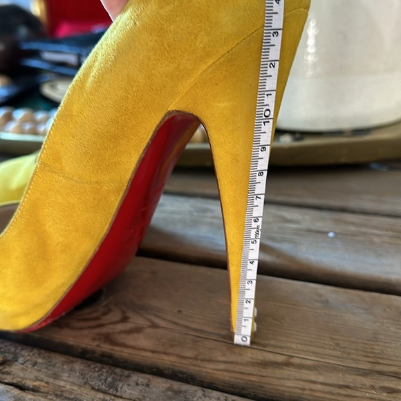 Yellow Suede Louboutin heels - Picture 10 of 10